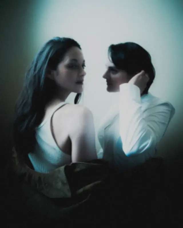 Marion Cotillard et Noémie Merlant à Cannes avec "Roma Elastica"