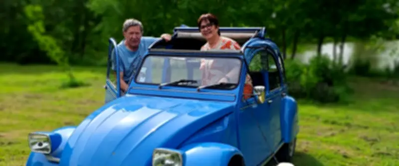 Martine et Philippe Godefroid sillonnent la France en 2 CV contre Parkinson