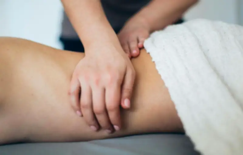 Massage lymphatique : promesses et réalités d'un soin bien-être tendance