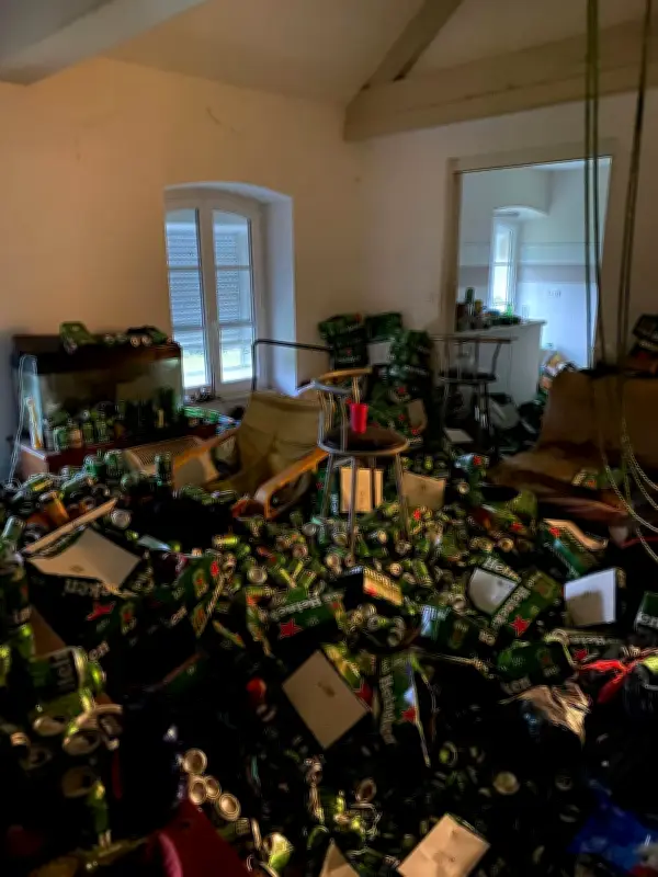 Mauriac : des élus nettoient eux-mêmes un appartement insalubre