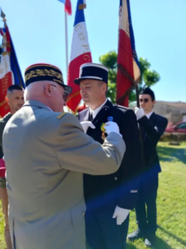 Médaille militaire remise au major Bourgalet à Sainte-Radegonde