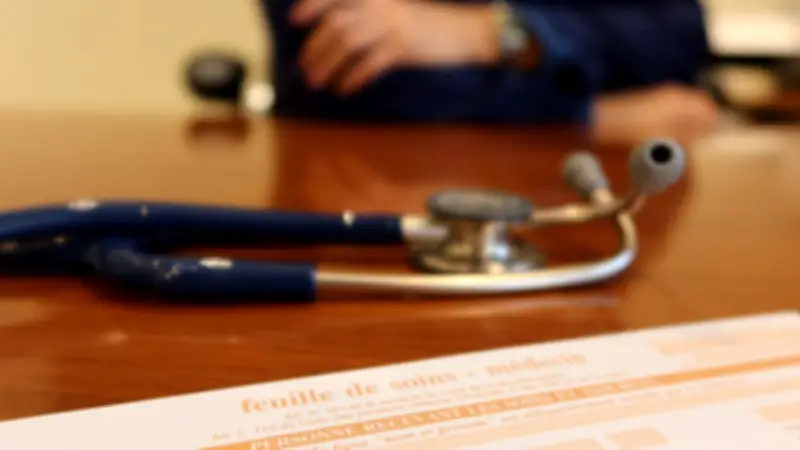 Médecins radiés en France exercent en Belgique : le système IMI défaillant