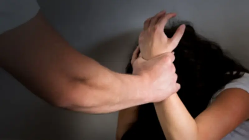 Meurtre à Paris : une femme retrouvée dans sa baignoire, son conjoint en fuite