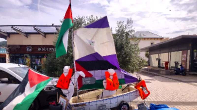 Millau : un bateau place de la Capelle pour soutenir les captifs de la flottille