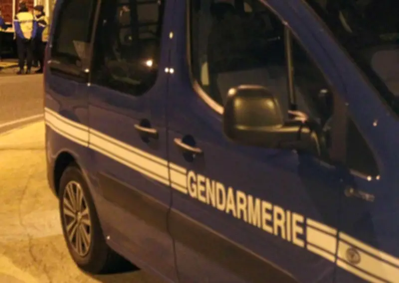 Mimizan : un jeune homme se blesse en brisant une vitrine, les gendarmes le sauvent