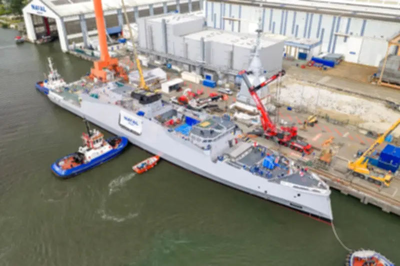 Mise à l'eau de la frégate Amiral Louzeau par Naval Group à Lorient