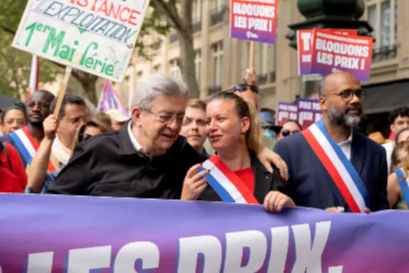 Mélenchon : 150 000 parrainages et une cour disciplinée