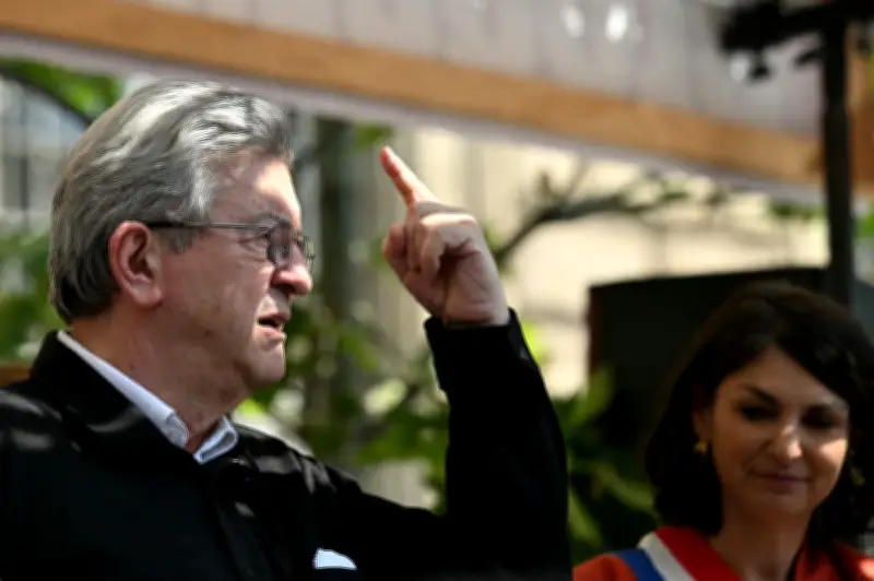 Mélenchon au 1er-Mai : « Total, passez à la caisse ! »