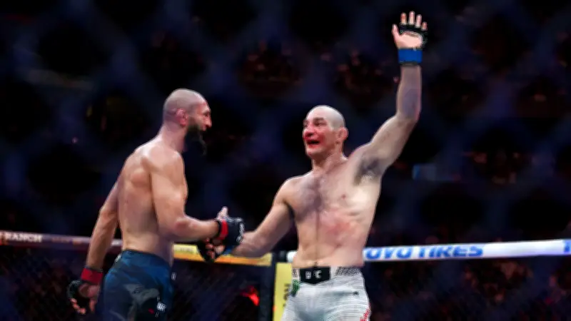 MMA : Sean Strickland bat Khamzat Chimaev, William Gomis battu