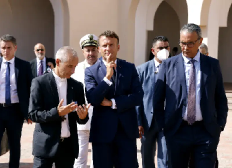 Mémoire juste : entre devoir et rente, le chemin de crête de Macron