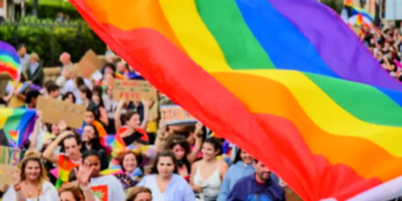 Mois des fiertés LGBT+ : un supplément sur le coming out et la lutte contre l'homophobie