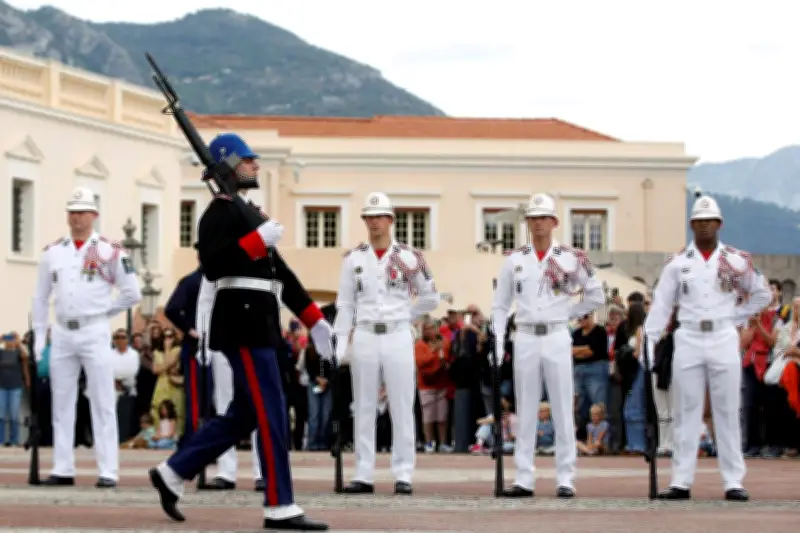 Monaco : les carabiniers du Prince passent à la tenue d'été sur la Place du Palais