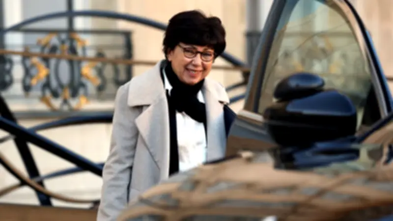 Monique Barbut, ministre de la Transition écologique, peine à se faire entendre