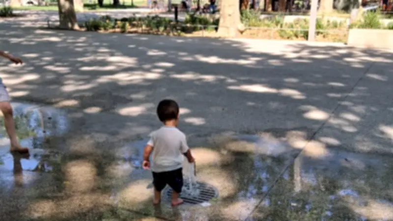 Montpellier suffoque : les jets d'eau de l'esplanade pris d'assaut par les familles