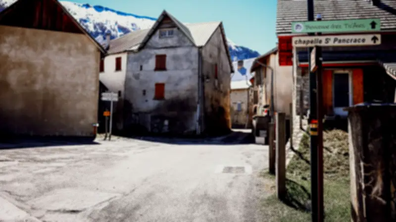 Mort du petit Emile : les grands-parents alertent sur leur sécurité après une tentative d'incendie
