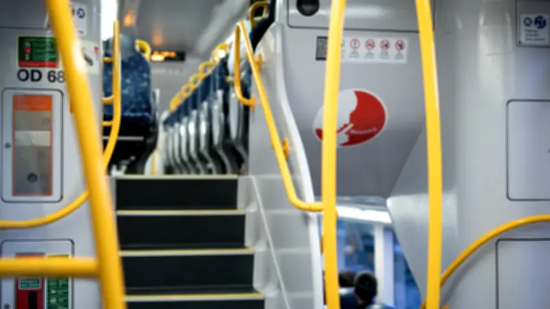 Mère et enfants menacés d'expulsion pour s'être assis sur des marches dans un train bondé