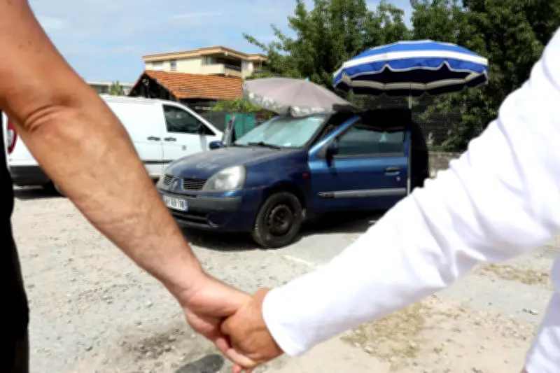 Mère et fils vivent dans leur voiture sur un parking à Antibes depuis 4 mois