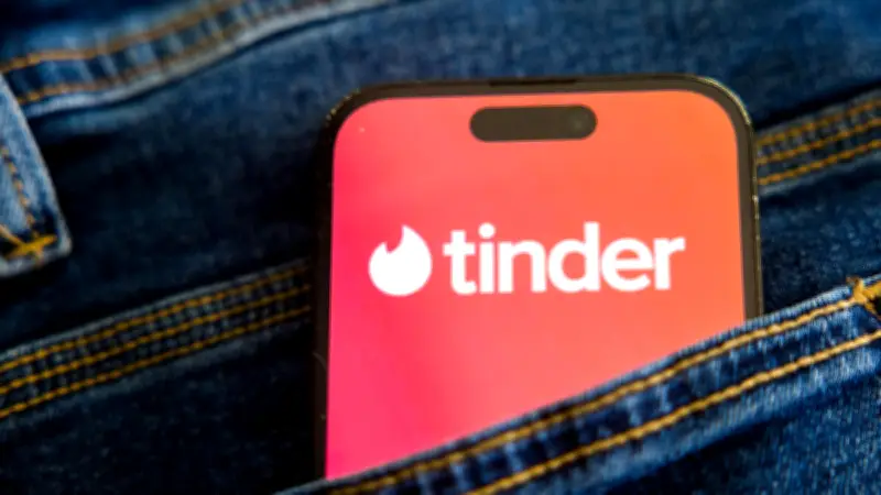 Mère incestueuse et amant Tinder jugés pour viol sur son fils de 8 ans