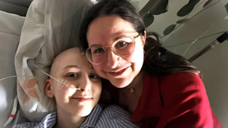 Nadia se bat pour sauver sa fille Imane d'un deuxième cancer à 19 ans