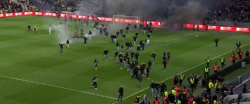 Nantes-Toulouse arrêté : envahissement de terrain et chaos à la Beaujoire