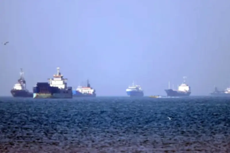 Navire frappé par un projectile inconnu au large du Qatar : tensions iraniennes