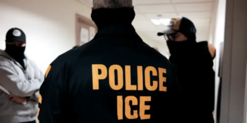 New York : la police de l'immigration sommée de se démasquer