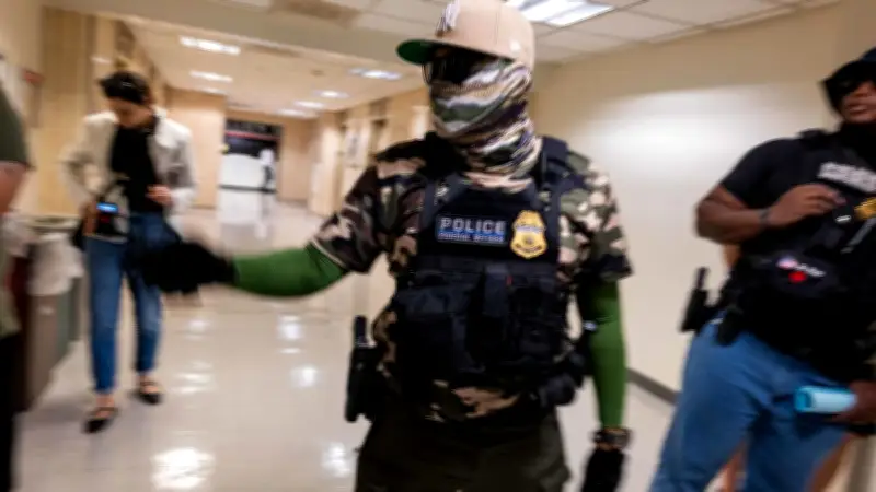 New York : un juge fédéral interdit les arrestations de migrants au tribunal
