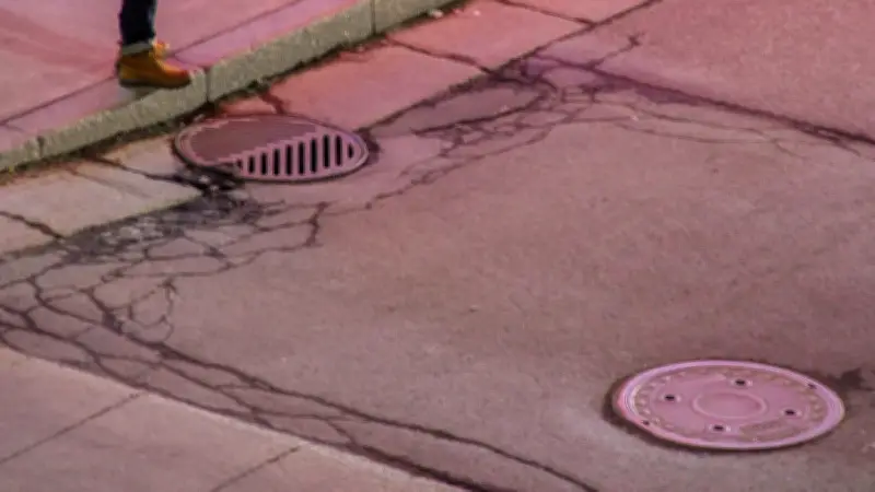 New York : une femme chute mortellement dans une bouche d'égout ouverte