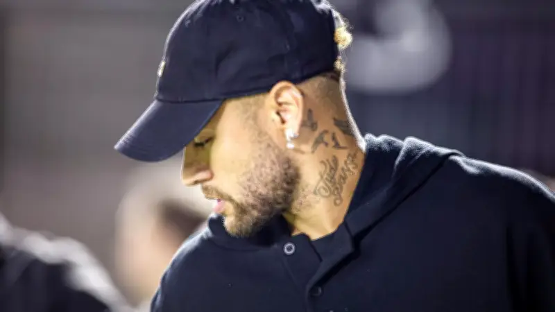 Neymar blessé au mollet droit : un œdème qui inquiète le staff brésilien