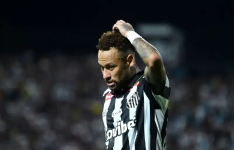 Neymar marque et s'excuse après avoir giflé un coéquipier