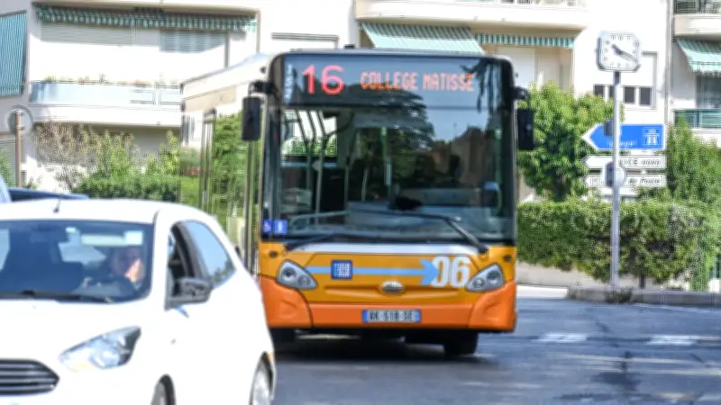 Nice : un chauffeur confie son bus à un ado de 16 ans qui provoque un accident