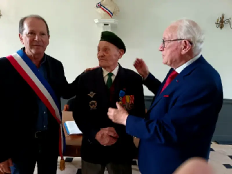 Nieul-sur-Mer : Roger Voig décoré de l'ordre national du Mérite à 92 ans