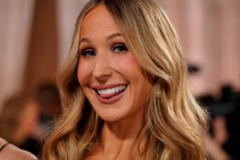 Nikki Glaser : humour sans filtre et performances scéniques