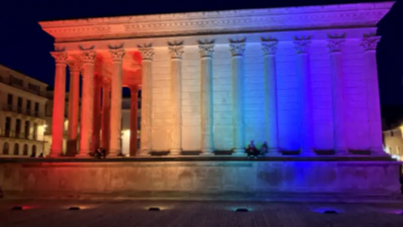 Nîmes : la Maison Carrée aux couleurs de l'arc-en-ciel contre l'homophobie