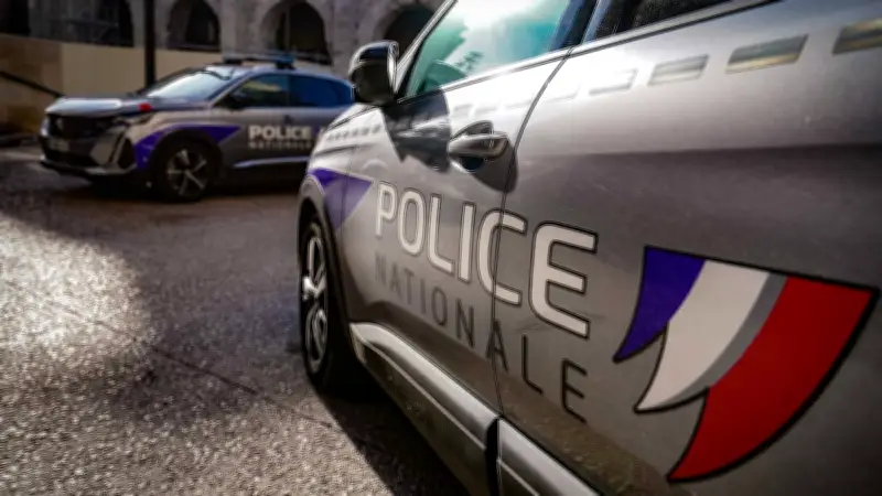 Nîmes : un homme interpellé après avoir fracturé plusieurs voitures place d'Assas
