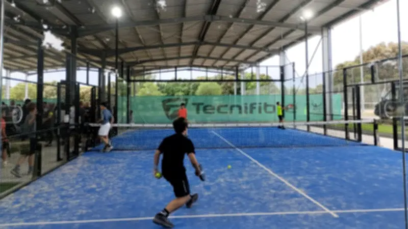 Nouveaux courts de padel sous ombrières photovoltaïques à Saint-Bauzille-de-Montmel