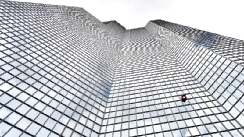 Nouvelle ascension de la tour Total par Alexis Landot à La Défense