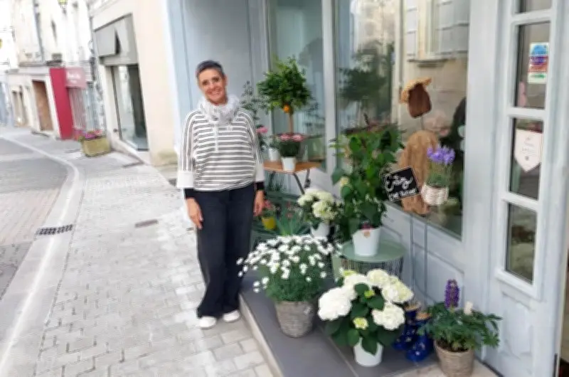 Nouvelle boutique de fleurs rue Saint-Mathias avant la Fête des mères