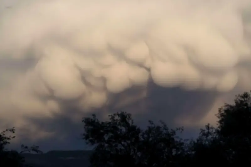 Nuages mammatus spectaculaires dans l'arrière-pays niçois