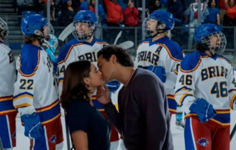 Off Campus : une romance de hockey qui casse les codes avec profondeur