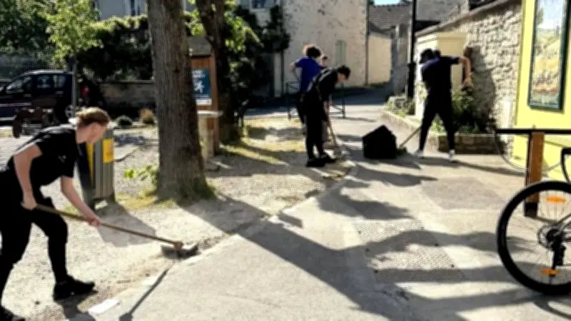 Oise : des jeunes nettoient la ville après avoir laissé un parc en désordre