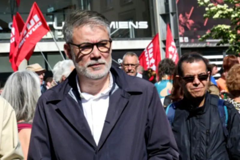 Olivier Faure enfariné par des militants d'extrême gauche lors du 1er mai à Amiens