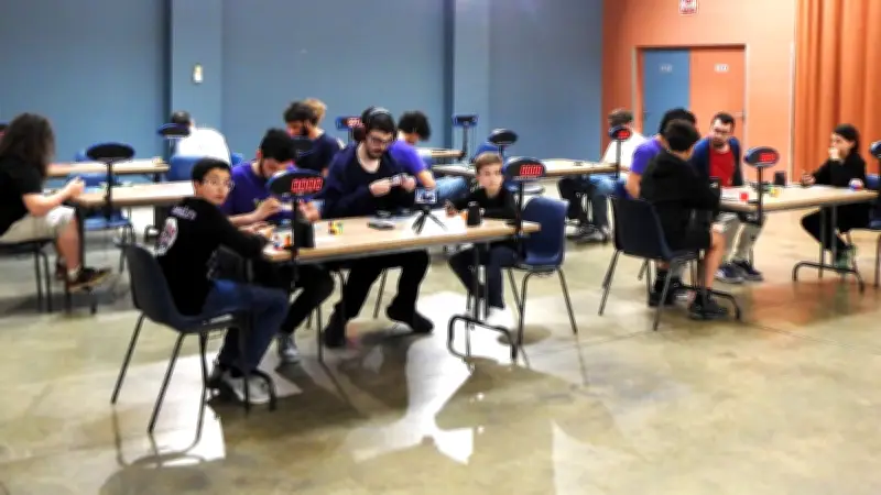 Open de speedcubing à Saint-Gilles : 90 participants en concentration