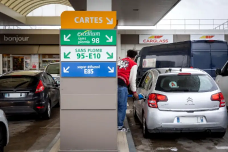 Opération escargot des dépanneurs à Paris contre la hausse des prix du carburant