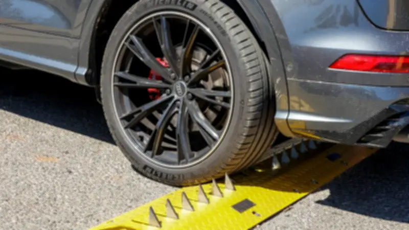 Orléans : une herse anti-recul crève les pneus de nombreux automobilistes
