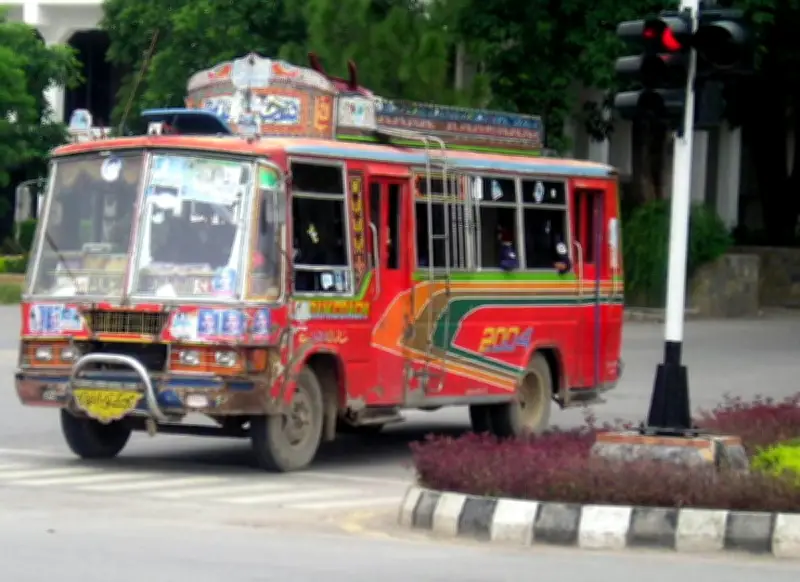Pakistan : 17 morts dans un accident de bus et camionnette