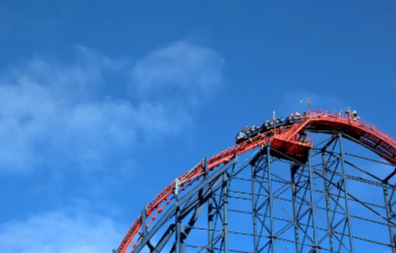 Panne aux montagnes russes : une heure de frayeur au parc Six Flags
