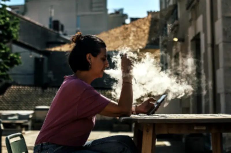 Paquet neutre : la vape dénonce une confusion dangereuse avec le tabac