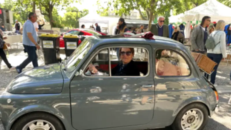 Parade de véhicules italiens anciens à Nîmes : nostalgie et passion