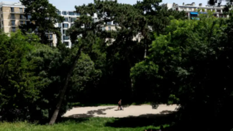 Paris : 14 parcs ouverts jusqu'à minuit face à la canicule